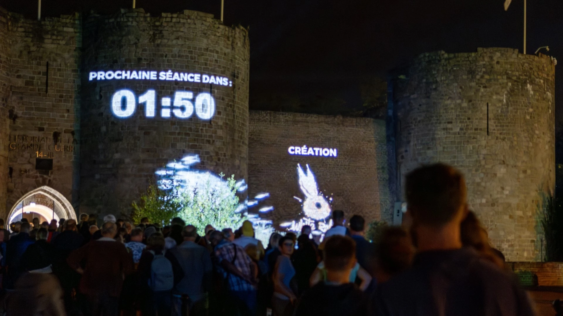 Photo prise lors du compte à rebours du mapping avec les visiteurs attendant impatiemment le début de la séance